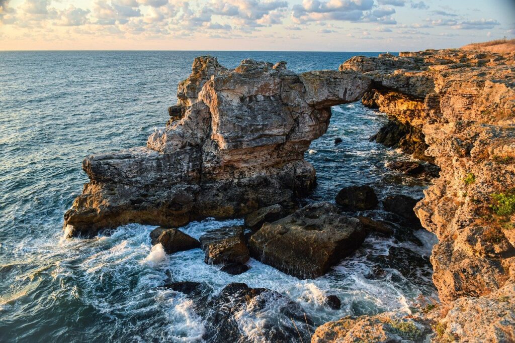 Morze Czarne w Bułgarii. Widok na plaże i skały w Bułgarii.