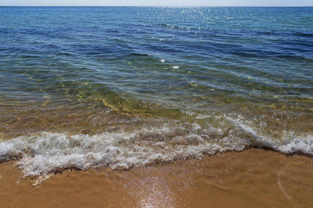 Widok na morze śródziemne z tunezyjskiej plaży