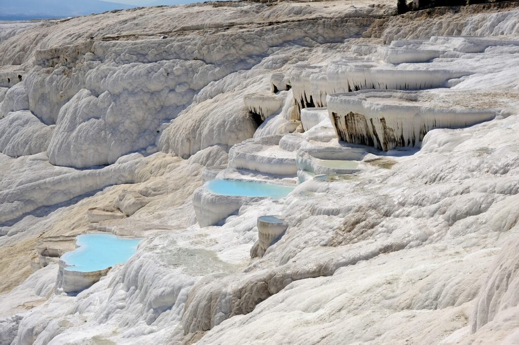 Pamukkale w Turcji. Zdjęcie formacji skalnych w Turcji