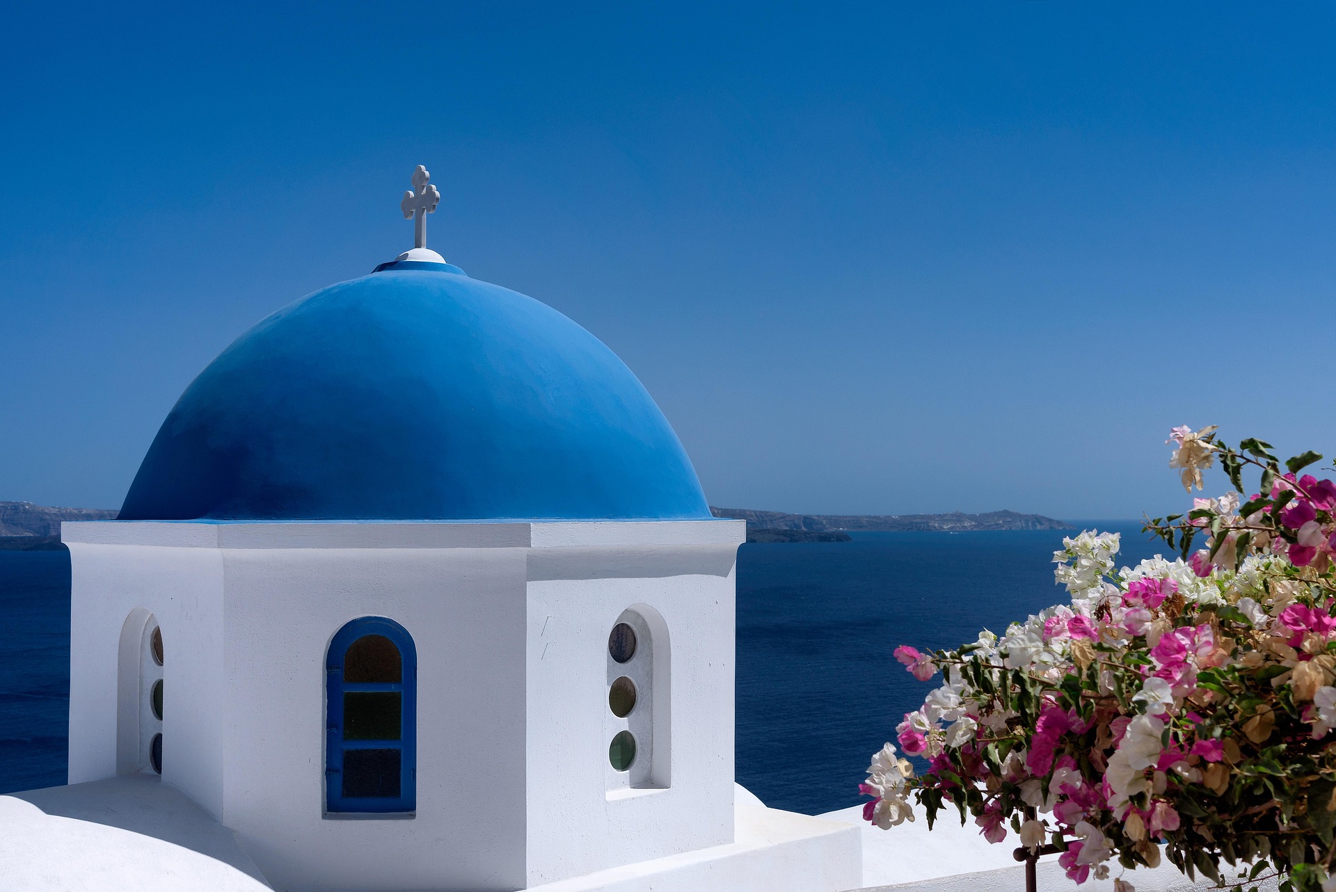 Santorini w grecji. Widok na greckie morze. Piękny budynek w Grecji.